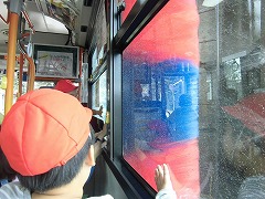 バス車庫見学②　バスを洗車しているのを中から見ました.jpg