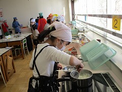自分たちで作ったお米を自分たちで具材を考えたお味噌汁を作る.jpg