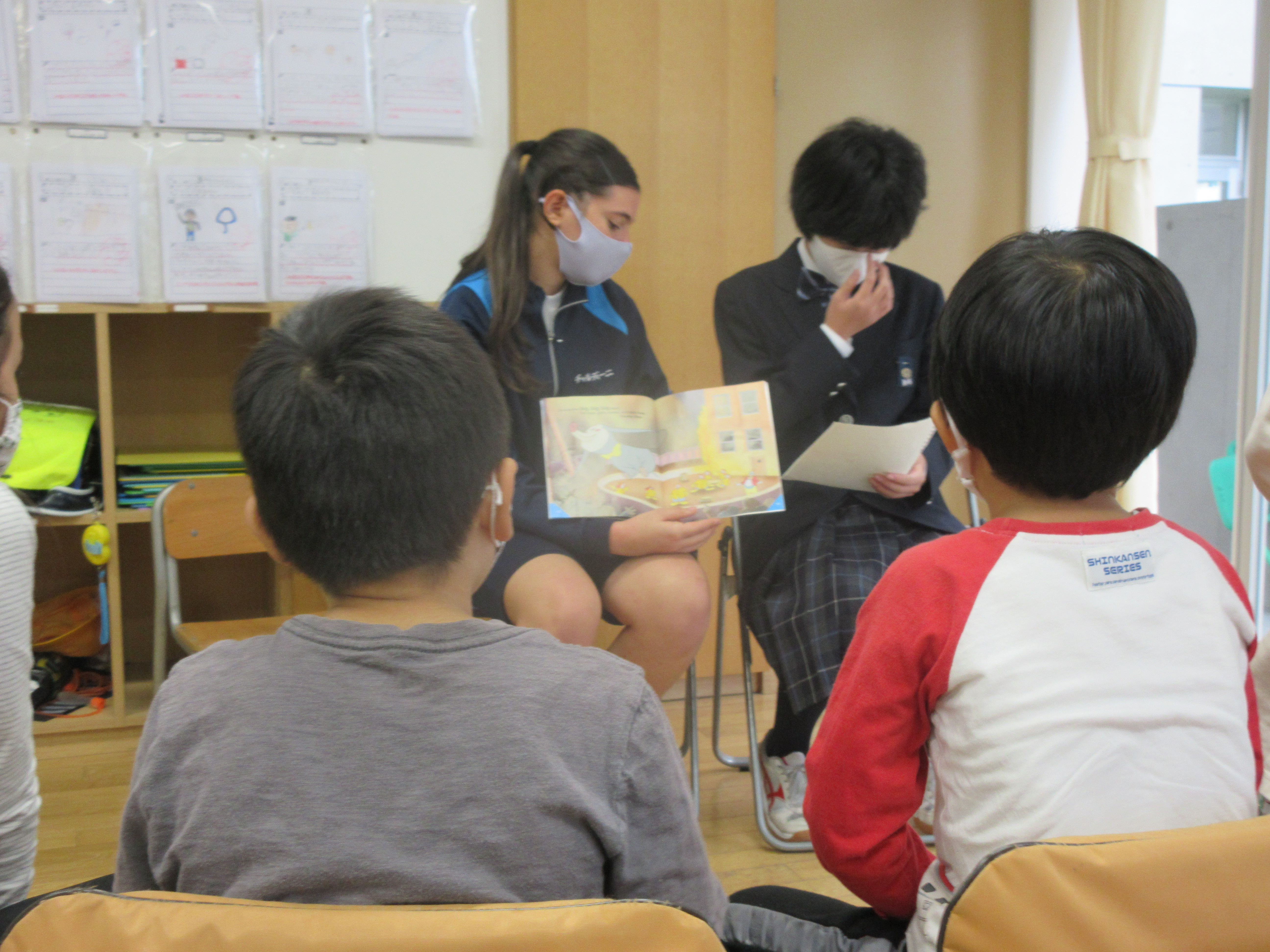 １年生の教室で中学部の英語部生徒が英語絵本の読み聞かせを行いました 杉並区立 杉並和泉学園