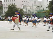 １年生と地域の方々が演じるエイサー